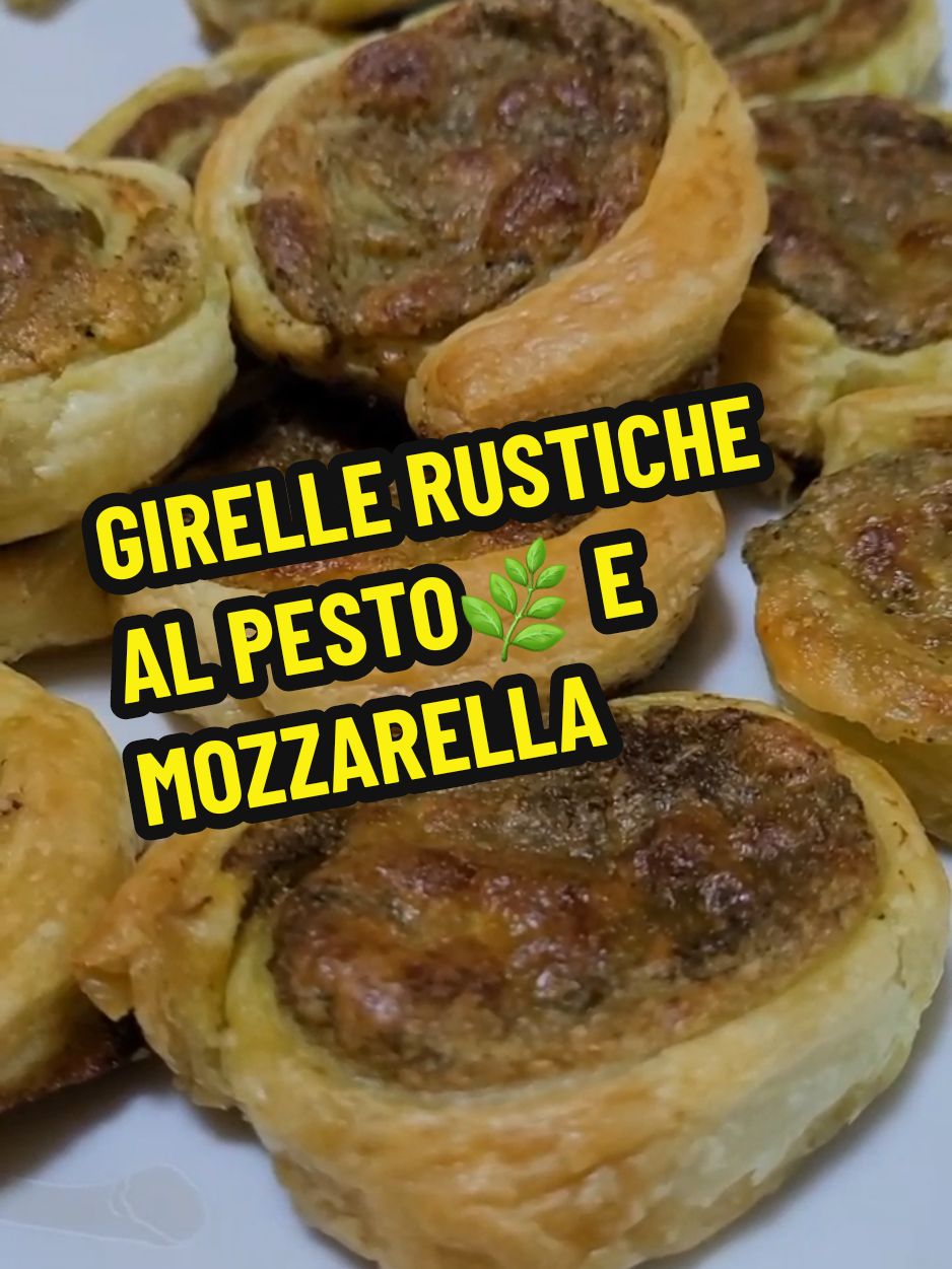LE APPETITOSE GIRELLE RUSTICHE AL PESTO🌿 SI PREPARANO IN UN ATTIMO E IN UN SECONDO ⏱ FINISCONO PERCHE' VANNO A RUBA 😋  📌 INGREDIENTI:  1 ROTOLO PASTA SFOGLIA RETTANGOLARE  2 - 3 CUCCHIAI FORMAGGIO SPALMABILE ALLE ERBE  100G PESTO  180G MOZZARELLA A PASTA FILATA  1 GIRO DI OLIO EXTRAV.  🔥 COTTURA IN FORNO GIA' CALDO A 180 ℃  PER 15 - 20 min 🕒  SEMPRE CONTROLLANDO 🔥  🟢 IL FORMAGGIO SPALMABILE ALLE ERBE PUO' ESSERE SOSTITUITO CON LO SPALMABILE CLASSICO 🟢   ________ 👩‍🍳 ________  #piattoriccomicificco  #lericettedigildarella  #gildarella  #andiamoneiperte 