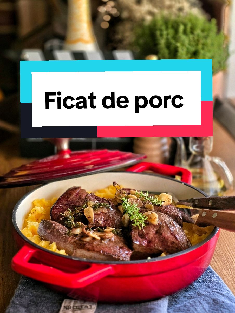 Am tăiat porcul la tara iar ficatul porcului prefer sa-l prepar astfel. Este rapid de preparat și grozav pentru masă de prânz sau pentru cina. NU gatit excesiv ficatul, dacă este gatit prea mult devine tare, uscat, amărui și înecăcios. Cate 4 min pe fiecare parte este suficient.  Ficat de porc, cu mamaliga (3 portii)  ▪️300g ficat de porc  ▪️4 catei de usturoi ▪️4 linguri ulei  ▪️4 crengute cimbru ▪️sare ▪️piper  ▪️100 ml apa 1️⃣ Spalam bine ficatul si il taiem in felii subțiri.  2️⃣ Încingem o tigaie cu ulei și punem ficatul cu grija la prajit. După apx. 4 min întoarcem și pe cealaltă parte.  3️⃣ Adaugam si usturoiul zdrobit sau feliat subțire și crenguțele de cimbru. Condimentam cu sare si piper.  4️⃣ Adăugăm apoi putina apa și lăsăm cu capac inca 2 minute. Ficatul este gata când este ușor moale și roz la mijloc, dar nu crud.  5️⃣ Este grozav cu mamaliga fierbinte, sosul din tigaie si murături reci.  Pofta mare!!  Cu drag,  Emilia! ❤️ . . #ficatdeporc #preparatetraditionale 