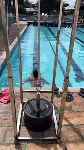 Impressive way to build strength in the pool! 🎥: messias felipe #swimming #swimtraining #swimpractice 