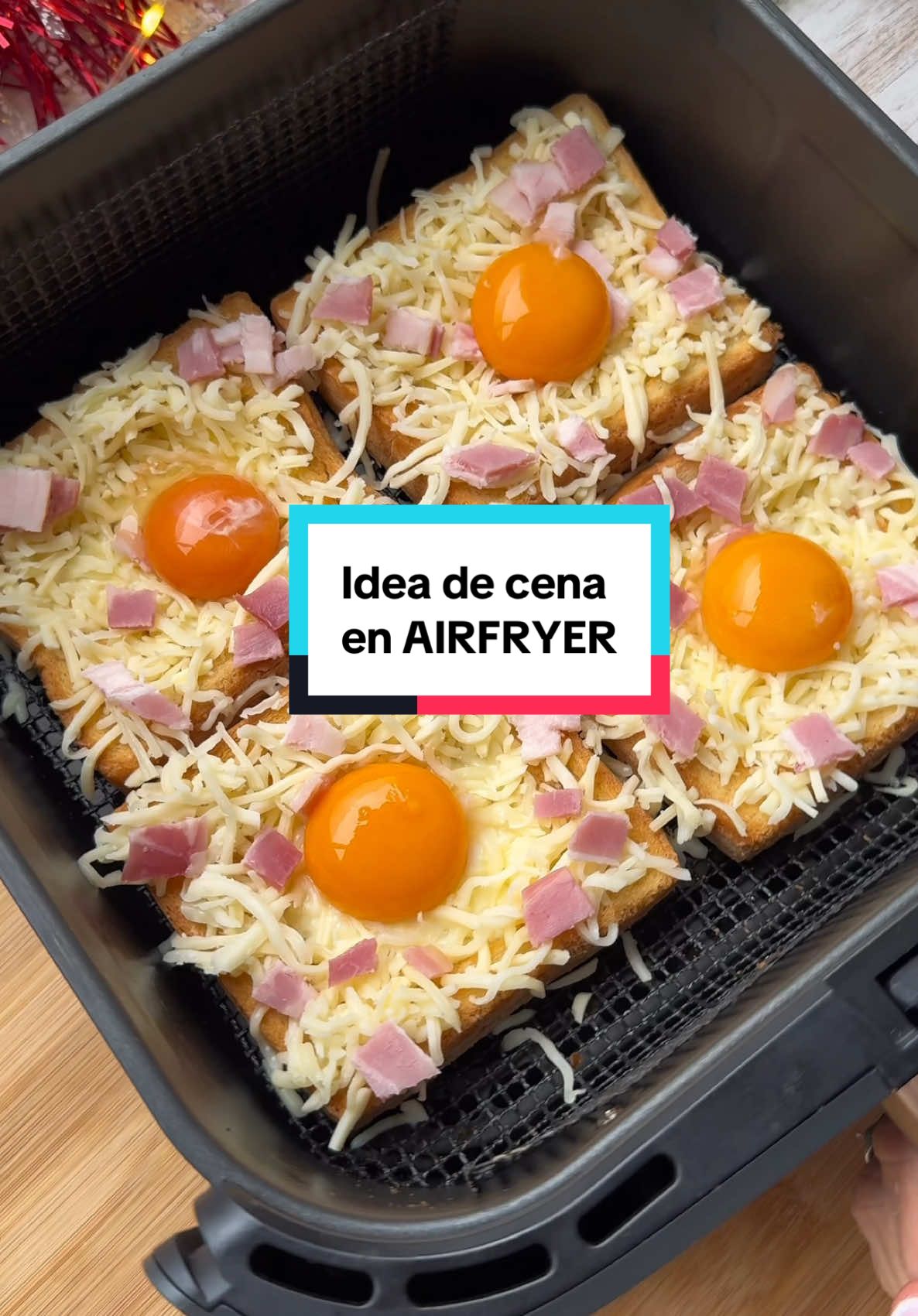 ✨ IDEA de CENA en 15 minutos en AIRFRYER ⬇️ 📝 Ingredientes 🔸4 rebanadas gruesas de pan de molde 🔸4 huevos (separa claras de yemas) 🔸Mantequilla para pincelar 🔸Pizca de sal y pimienta 🔸Queso mozzarella rallado 🔸Bacon troceado ▶️ Con una cuchara, aplana el centro de cada rebanada de pan, añade una clara de huevo en cada rebanada, salpimenta y unta con mantequilla los bordes ▶️ Lleva a la freidora de aire a 170 °C - 8 minutos ▶️ Añade queso mozzarella, bacon y la yema de huevo ▶️ Lleva a la freidora de aire a 190 °C - 3 minutos Espero que te haya gustado y que te animes a prepararlo! Cualquier otra duda o sugerencia te leo en los comentarios 🥰 . #freidoradeaire #airfryer #sandwich #cenasrapidas #cenasnavideñas #recetasfaciles #recetasrapidas