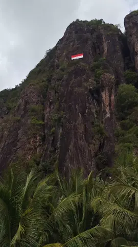 Indahnya merah putih berkibar di atas sepikul.. #rockclimbing #trenggalekrockclimb 
