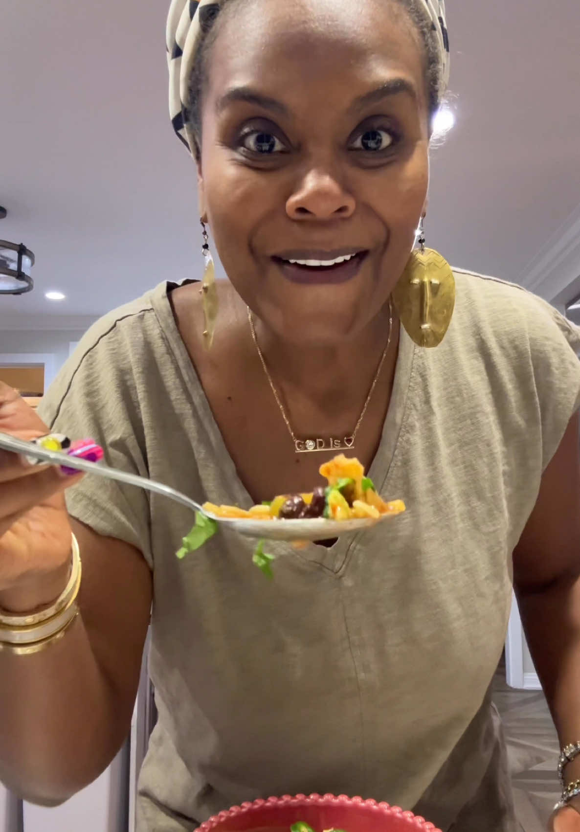 A quick and delicious Tortilla soup recipe for Taco Tuesday…. Or any day😋 #vegan #tortillasoup #Recipe #tabithabrown 