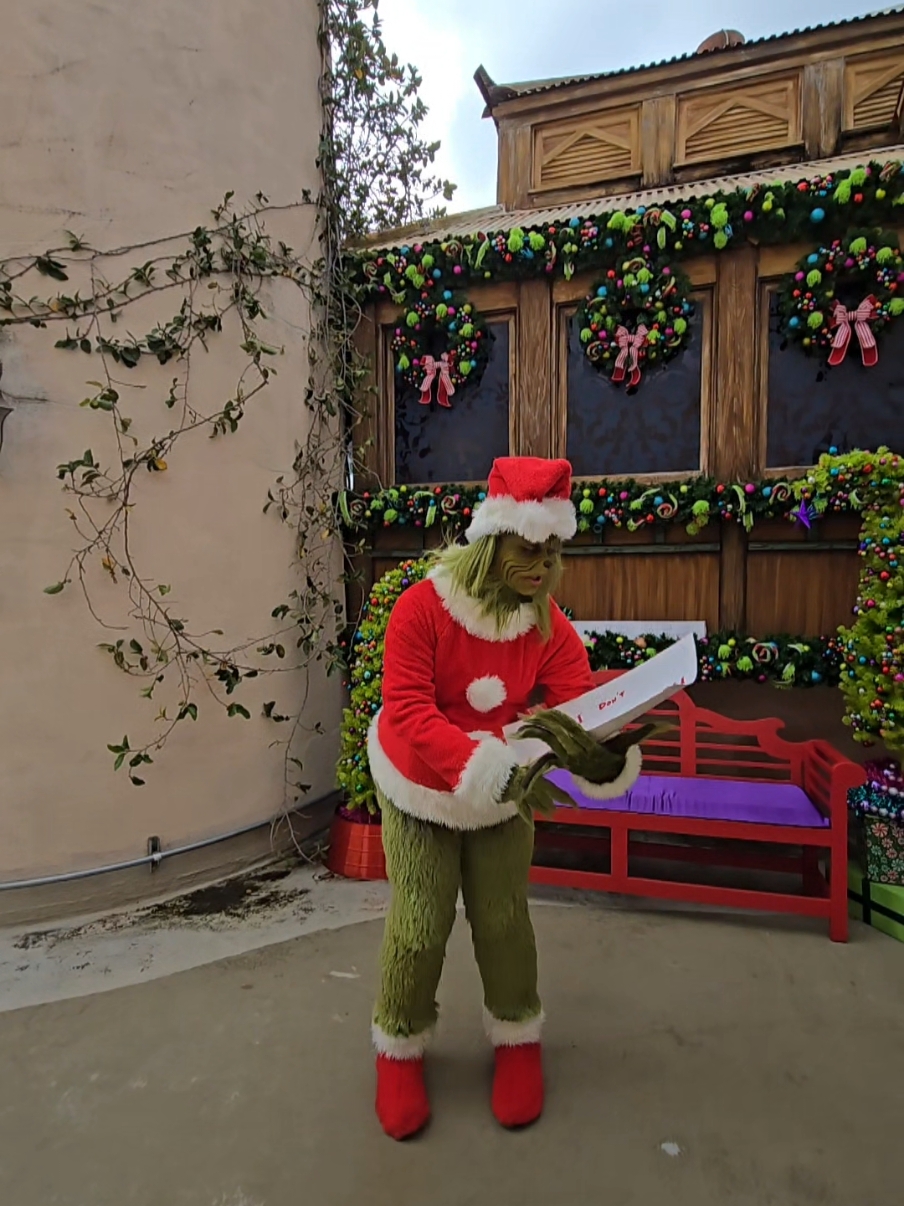 The grinch is the SHIZ #thegrinch #grinch #thewhos #whobilation #grinchmas #universalstudios #universalstudios #drseuss #universalstudiosorlando #universalmoments 