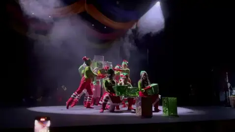 #Fabricaderegalos #navidad #duendes #teatro #Cafam #felicidad #danzas #show #santaclaus 