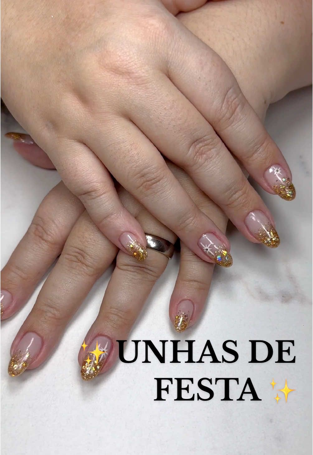 Unhas tematicas pras festas de fim de ano que fiz aqui no Lab 🥹💅🎄 Eu amo que minhas clientes embarcam nas unhas decoradas. Todas são blindagem + esmaltaçao em gel 💕 pra durar literalmente até o ano que vem 😮‍💨🙌🏼✨ #nailart #nails #manicure #esmaltaçaoemgel #labdasunhas 