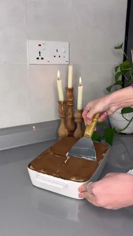 خۆشترین ترامیسۆ تەنها بە ٣ کەرەستە  کەرەستەکان  ٣ خامە  ١ کوپ شیر فەجر  ٢ پاکەت پسکیت  خامەکە و شیر فەجرەکە جوان تێکەڵ دەکەین  دواتر پسکیتەکە دەکەین بە ناو شیر گیراوە و لە ناو قاپەکە دای دەنێین دواتر گیراوەکە دەکەینە سەریا دوای گیراوەکەش کاکا و دەکەینە سەریا بەردەوام بەم شێوە چین چین دای دەنێین وەک لە ڤیدۆکە دیارە  دواتر دەیخەینە سەلاجەوە بە لایەنی کەم ٥ کاژمێر لە سەلاجەیا بێت  تا زیاتر لە سەلاجە بێت خۆشتر دەبێت  ئەوەی من نەم هێشت زۆر لە سەلاجەیا بێت زۆر جوان دەر نەچو ئێوە کە تاقیتان کردوە با زۆر لە سەلاجەیا بمێنێتەوە  گەر تاقیتان کردەوە نۆشی گیانتان بێت  بۆ بینینی فێرکاری زیاتر فۆڵۆی پەیجەکەمان لە بیر مەکە❤️ @xwani._asma  @xwani._asma #slemani #hawler #kalar #dhok #halabja #chamchamall #darbandixan #koya #kirkuk #zaxo #kfri #dwzxurmatu #taqtaq #saisadq 