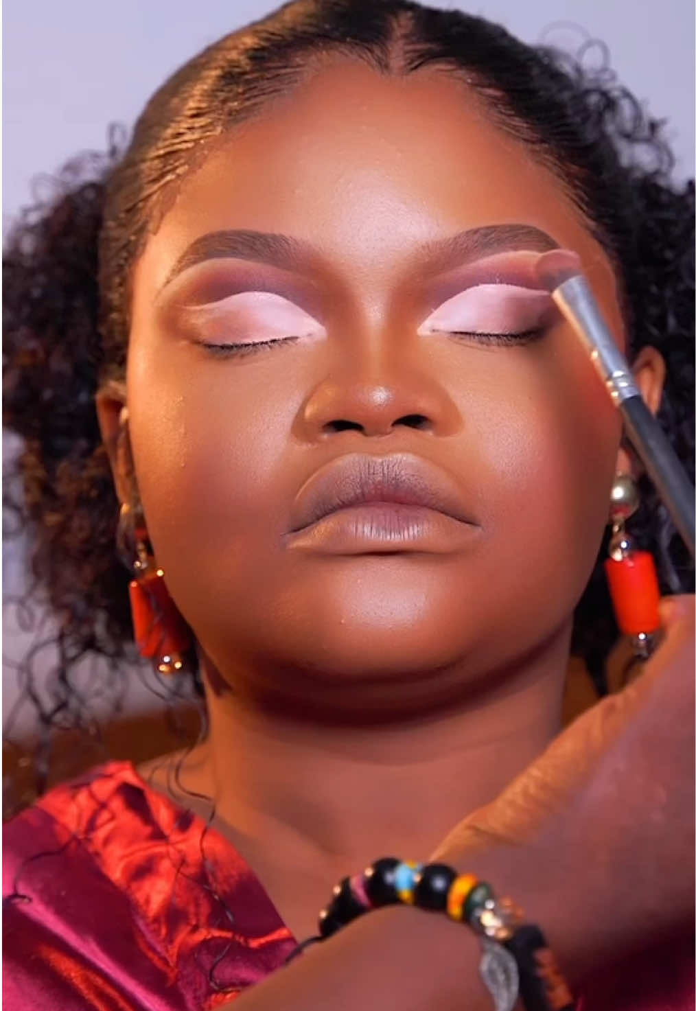 Les détails make up par ici  s'il vous plait😌 Je vous partage demain les details de la coiffure 😎 Pour tout besoin de nos prestations contactez-nous au +228 91039882  #malitiktok🇲🇱 #abidjan225🇨🇮🇬🇭🇹🇬❤️tiktokfrance🇫🇷 #bamakomali🇲🇱 #beauty #trend #viral #tiktoktogo🇹🇬 #krismakeup228 