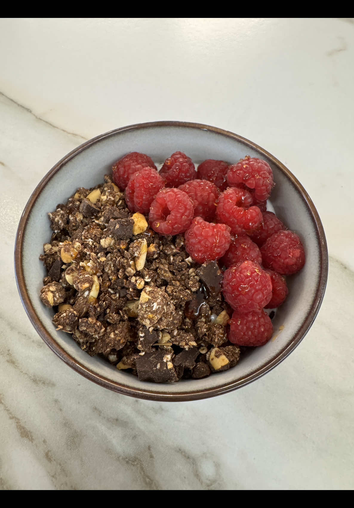 Granola proteica de chocolate 🍫  Saudável, proteica, crocante e fácil de fazer — tudo o que uma granola que te acompanha diariamente aos pequenos almoços ou lanches deve ser! 😋 As quantidades do vídeo servem entre 8-10 porções, de aprox. 40g cada, com as seguintes macros: ≈ 220cal por porção  10g P  |  20g H  |  8g F Adapta quantidades de acordo com as tuas necessidades 🥇 👉🏼 Não te esqueças, guarda o vídeo para fazeres mais tarde e acompanha as minhas redes sociais para mais ideias como esta!  FFF 🫶🏼 🏷️ #granola #fit #receitasimples #saudavel #snack #proteina #fyp 