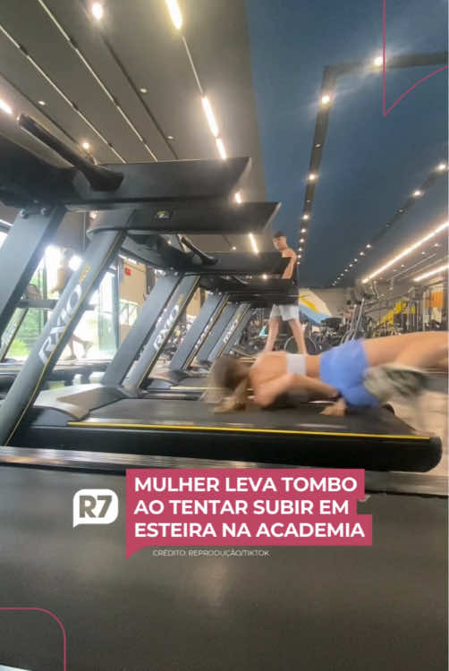 Você já passou por alguma situação parecida? 🤔 Conte nos comentários!  Já não basta sofrer indo para a academia, precisa ser humilhada também! 😅 A internauta Luana Silva compartilhou em suas redes sociais o tombo que levou ao tentar subir na esteira em movimento. Em outro vídeo, a mulher relatou que a pancada que sofreu foi forte, mas ela logo foi ajudada pelas pessoas ao redor, e que a culpa foi do tênis, que estava molhado. 🏃‍♀️ Assista!  ➡️ Veja mais em R7.com/vivaavida #PortalR7 #R7 (🎥: Reprodução/TikTok/lluanarsilva)