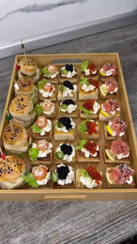 30 минут времени и целый фуршетный стол. Рецепт: ✅Слоеное бездрожжевое тесто -700 гр ✅Яйцо ( для того чтобы смазать)  ✅Кунжут  ✅Творожный сыр -300 Гр ( с зеленью) ✅ Листья  салата ✅Красная икра , икра палтуса  ✅Свежий огурец -1 шт ✅Форель с/с -100 гр  ✅Лимон  ✅Сыр Пармезан по вкусу  ✅Креветки , чеснок -1 зуб , кисло -сладкий соус 1ст.л и слив. масло -15 гр Для мини бургеров  ✅Соус Бургер или кетчуп  ✅Фарш любой  ✅Соль , перец по вкусу  ✅ растительное масло для жарки ✅ плавленный сыр чизбургер ✅ маринованный огурец  ✅ помидор ✅Шпажки Приготовление подробно озвучила в видео  #закуски #салаты#праздничныйстол#закускидляфуршета#фуршетныезакуски