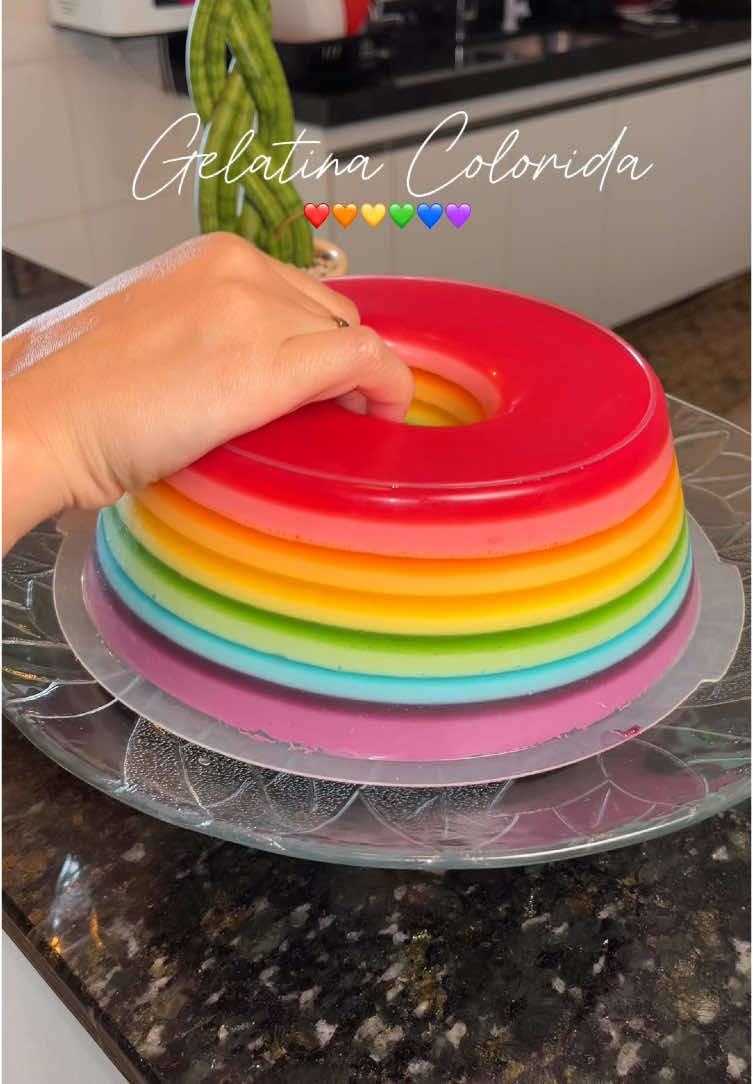 Gelatina Colorida ❤️🧡💛💚💙💜 Isso fica SURREAL de bom!! só façam. Ingredientes: Usei 6 gelatinas”sabores a gosto” Creme de leite  Leite condensado  Para cada gelatina eu usei 200ml de água quente, dilui e separava um pouco e colocava 1 colher de creme de leite e 3 de leite condensado. Colocava uma camada e levava para o congelador por 10 minutos e assim vai pra cada sabor 😅 Já SALVA pra fazer na sua casa ou marca o @ pra fazer pra você!! 🫶🏼 #gelatina #sobremesa #receita 