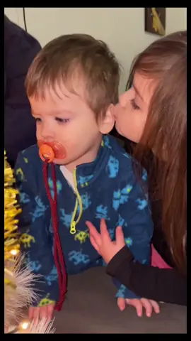 Nel nostro albero di natale🌲🎅🏻✨ come ogni anno ci sei anche tu ❤️‍🩹anche se con una tua foto 💔Gioia💔insieme ai tuoi fratellini❤️ #Vlog #grwmroutine #famiglia #alberodinatale #fyp @kristian lepuri 
