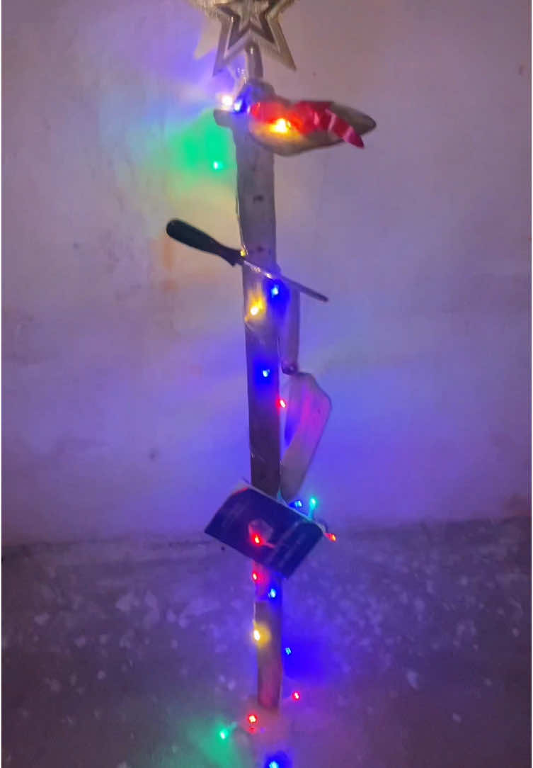 Árvore de Natal de pedreiro 🔨#fyp #viralvideo #explore #memes #trendingvideo #foryou #natal #2024 