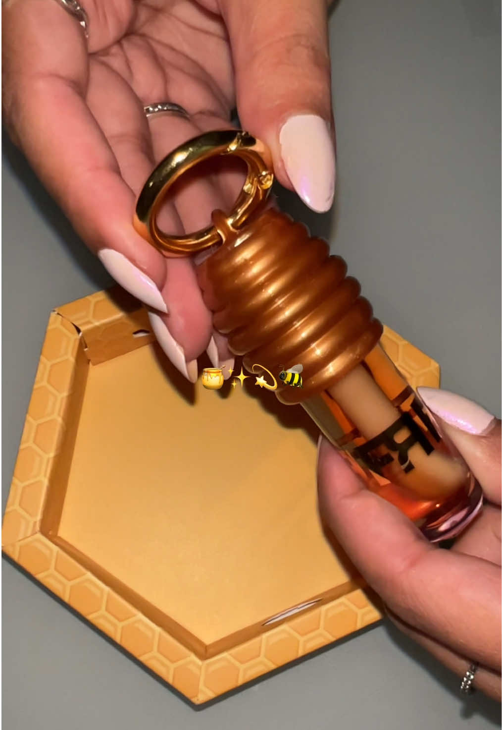 Vcs ja usaram o novo gloss da Fran? Eu amei! 🍯🐝✨ #liphoney #gloss #maquiagem 