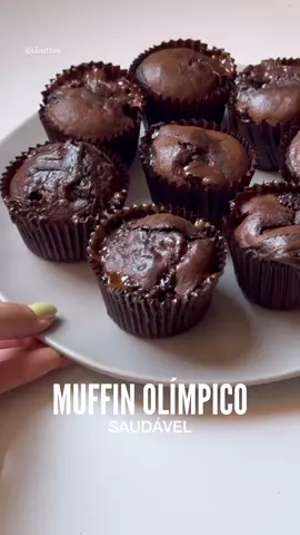 O muffin de chocolate mais viralizado das olimpíadas na versão saudável 🍫 🌱 Meu ebook de receitas de jantar + guia da gastronomia saudável está disponível na bio! Ingredientes: - 2 ovos; - 1/4 xic adoçante natural; - 1/2 copo de leite desnatado - 100ml; - 3/4 copo de farinha de aveia - 80g; - 3/4 copo de cacau em pó 70% - 80g; - 1cchá de fermento; - Chocolate picado a gosto! Como fazer? 1. Misture os ovos com adoçante, leite, farinha de aveia, cacau e fermento; 2. Junte com o chocolate picado e se quiser recheie com doce de leite; 3. Leve ao forno pré aquecido a 200° por 20min e está pronto! 🤍 Rendimento: 8 muffins grandes! Informações nutricionais por muffin: (contando 60g de chocolate amargo adicionado): 120 kcal 6,6g gord. 16,6g carb. 6g prot. #receitassaudaveis #docefit #receitafit #receitaslowcarb #fyp 