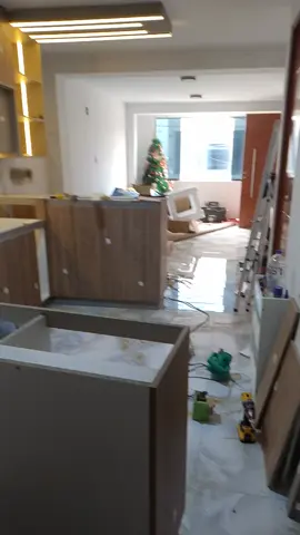 A POCO DE TERMINAR 💯💪  SOLO QUEDA INSTALACIÓN DE PIEDRA 💥📐 #trabajando 💯#led #transformation #maestros #diseño #pelikano #diseño #melamina #cocinaentiktok #cuarzos #granito #trabajo 