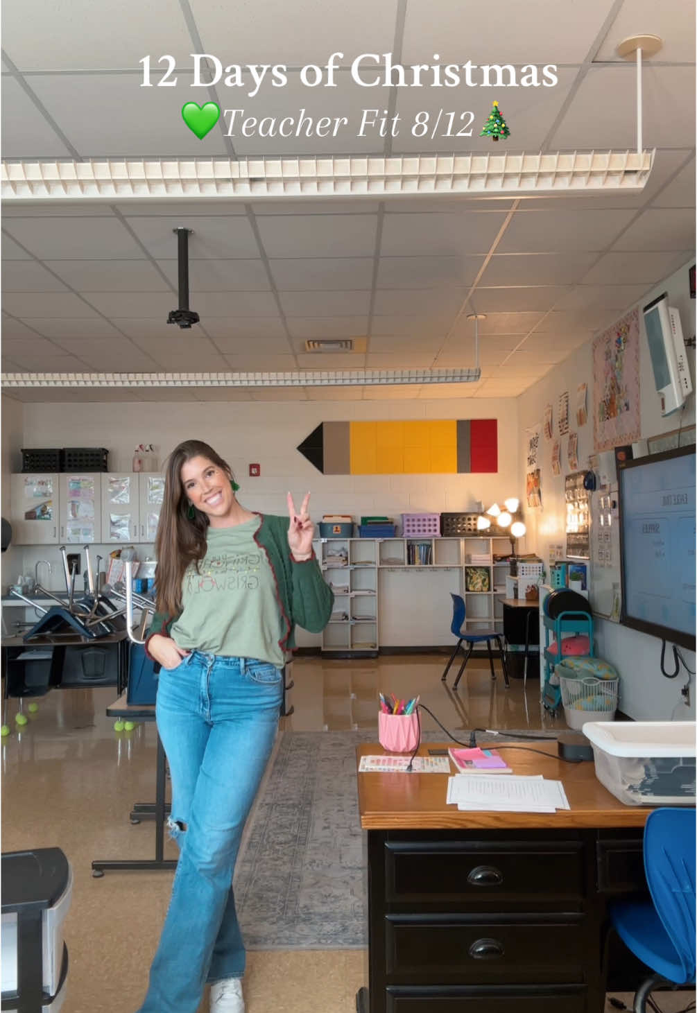 Love this cardigan so much 💚❤️ #teacher #teachertok #teachersoftiktok #teachers #teach #elementaryteachers #teachertiktok #teacherlife #teachersontiktok #teachersbelike #teacherootd #OOTD #outfitoftheday #12daysofchristmas #christmasteacher #christmasoutfit 
