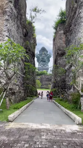 Sudah Punya Foto kece di Tebing GWK belum Sob? Kalau ke Gwk wajib banget foto disini yah sob 🥰  Promo Liburan Bali hemat 2025 Klik Link dibio yah sob 🫰 #Bali #Dwbtours #Destinasiwisatabli #Explorebali #LiburanBali #fypシ 