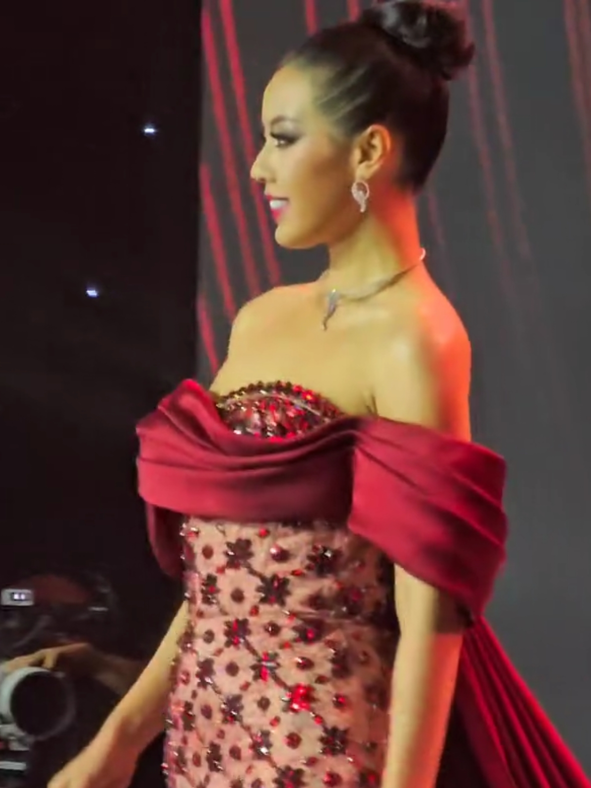 Malam yang begitu mengensakan ketika melihat @melatitedja_ yang alhamdulillah lancar di setiap sesi saat preliminary, semoga takdirmu bisa membawa pukang crown utama ke Indonesia mbak mel. ❤‍🔥 Sc @_ton.minh_  #YayasanPuteriIndonesia #MustikaRatu #misscharm #PuteriIndonesia #BeYouTillFull  #fypシ #PuteriIndonesia2024 #theauthenticbeautyofindonesia #PuteriIndonesiapendidikandankebudayaan #melatitedja #misscharmindonesia2024 #pageant #fchgallery #meltedbyYourCharm #charmelati #melivethedream