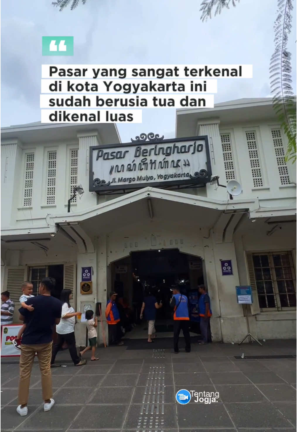 Pasar Beringharjo tidak hanya di kalangan turis Indonesia tetapi juga mancanegara. Pengunjung bisa menemukan berbagai macam barang, makanan, dan minuman di pasar yang menjadi pusat grosir ini. Mereka menyediakan aneka kain, aksesori, kerajinan, jamu tradisional, cendera mata, dan masih banyak lagi. Berbagai kedai makan legendaris juga dapat ditemukan di dalam pasar ini. #pasarberingharjo #pasarberingharjojogja #wisatajogja #tentangjogjaofficial #jogja 