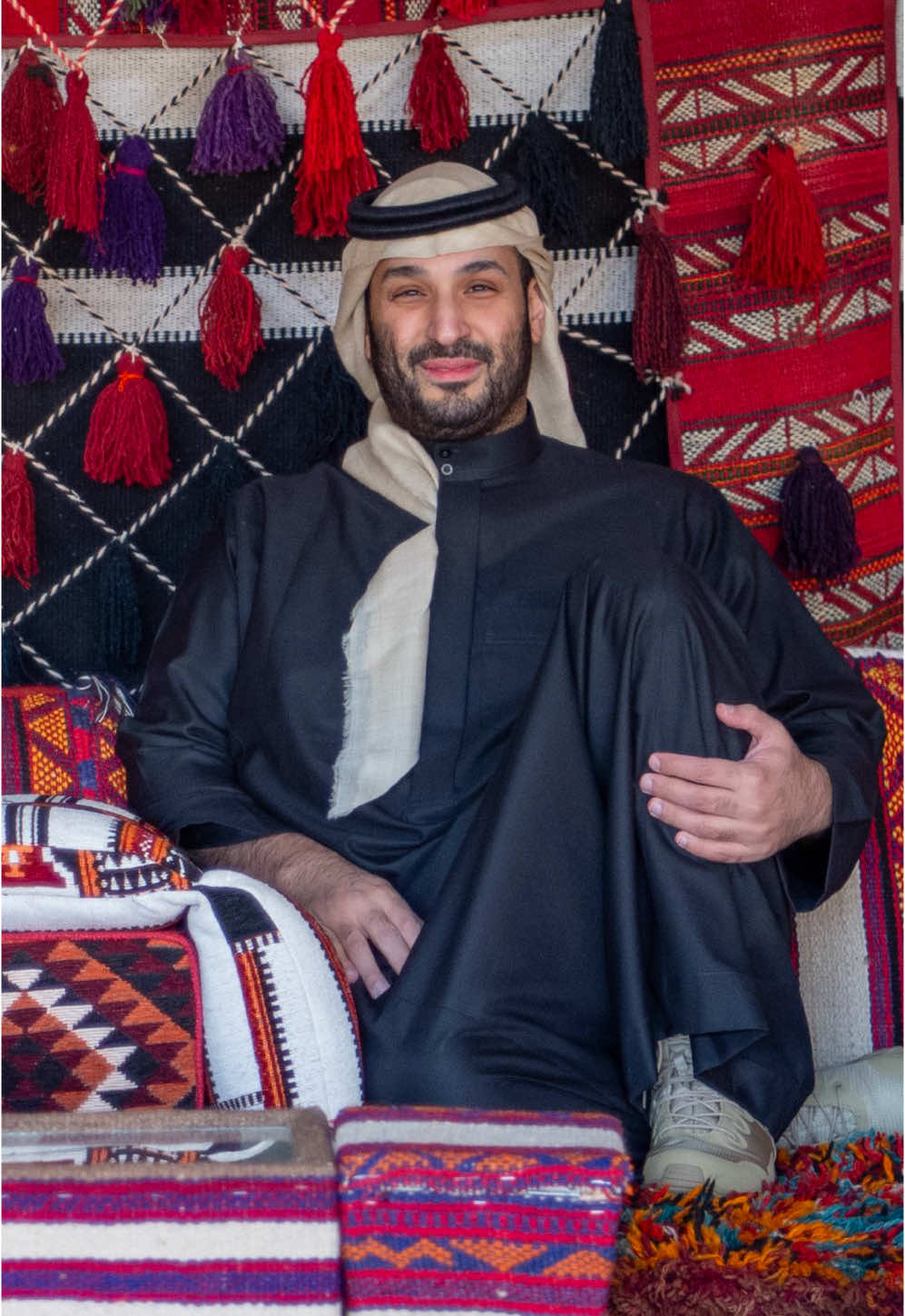 في خيمته متراكيٍ وسط الصحاري القاحلة..  ‏ويقوّم الدنيا ويقعدها وهو في خيمته #محمد_بن_سلمان #ولي_العهد #mbs 