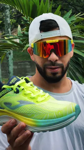 Con cada toque se activa el impulso. ¿Listo para tu siguiente carrera?  Joma Running Fenix 2409 Lemon Fluor ya disponibles en jomasport.com.co #JomaSportColombia #Running ##fenix2409 #EntrenaFirme 