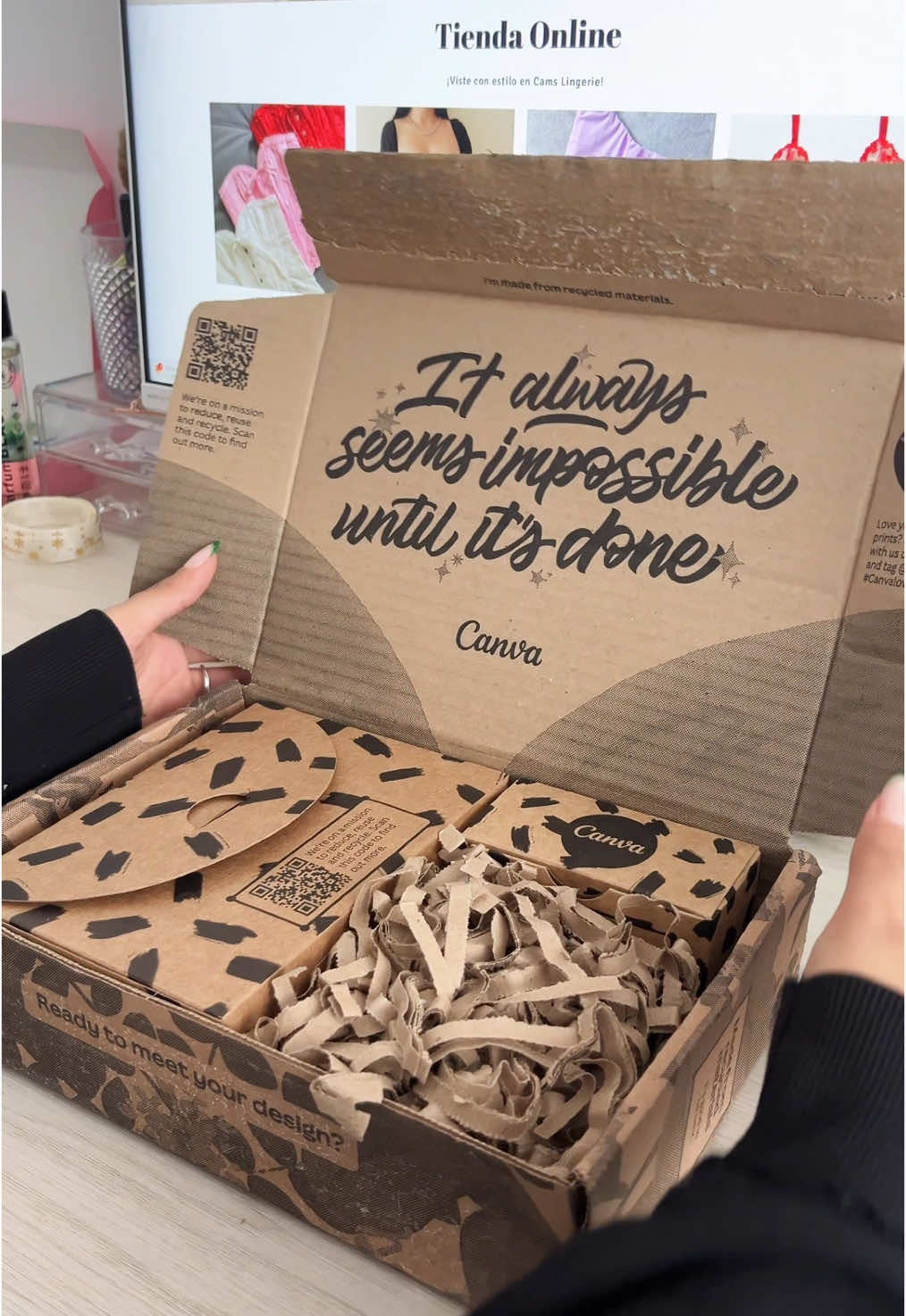 Imprimiendo con Canva y así nos fue 💖 La verdad nos gustó mucho el resultado y aunque nos enviaron mal unas tarjetas, quedaron perfectas y si llegaban con acabado satinado que fue como las pedimos, no podríamos escribir el nombre de cada una en la parte de atrás.  Seguiremos experimentando para ver si llegan en un papel más grueso, pero el acabado mate se queda para este diseño. 🩷✨ #canva #emprendimiento #papeleria