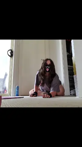 Kitty stretching then skedaddling off <3 #therianthropy #cat #therianstretch #stretch #minor #quadrobics