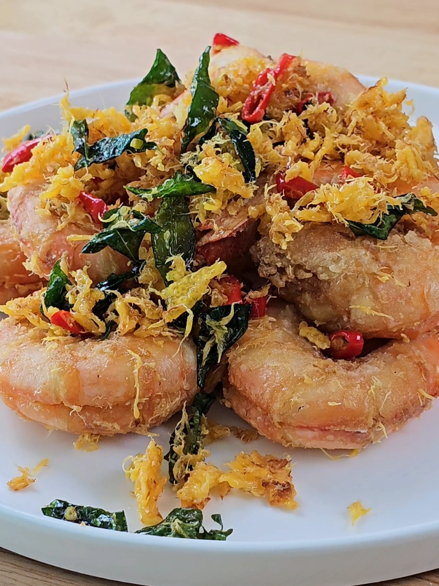 Crispy Prawns with buttery spicy egg floss! Written recipe on www.monskitchen.com  Full video on our YouTube channel  #butterprawns #Singapore #Foodie #FoodLover #cookingathometiktoktv #cooking #homecooking #prawnrecipe #recipes #EasyRecipe #food #malaysianrecipe 