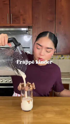 Frappé de chocolate Kinder 🍫🤌🏼.                                                   Si les encanta las cosas mochosas deben prepararse este frappé, deli deli 🍫🤤🤌🏼.                                                  #chocolate #chocolatelover #kinder #kinderbueno #frappe 