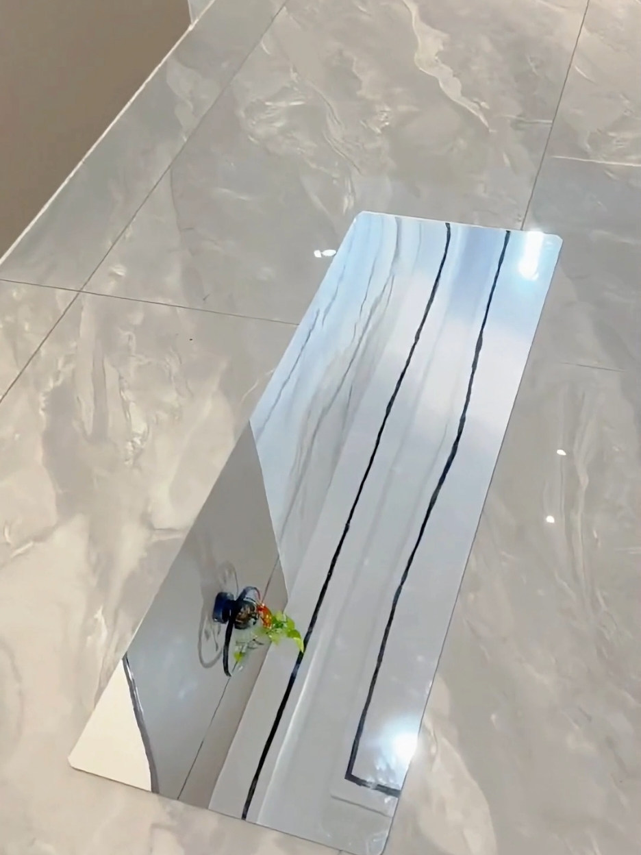 This #soft mirror is really convenient. It’s not afraid of breaking. You can fold it at will and stick it on the closet door, behind the door or on the wall. You don’t have to worry about naughty babies at home. It’s easy to use  #fullbodymirror #acrylicmirror #fulllengthmirror  #mirror #SIMPLEFASHION #goodthingsrecommended 🔥 