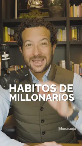 Thomas Corley estudió las vidas de 225 millonarios y encontró cuatro hábitos clave que los distinguen. Primero, el 84% lee al menos dos libros al mes sobre desarrollo personal y finanzas, fortaleciendo su conocimiento. Segundo, el 95% busca mentores expertos en áreas clave como negocios, relaciones y salud, aprendiendo de quienes ya recorrieron el camino. Tercero, el 65% diversifica su economía con al menos tres fuentes de ingresos. Adoptar estos hábitos puede acercarte a tus metas.  ¿Qué paso darás hoy para empezar? #coach #abundancia #boostyourmind #resultados #cambio #transicion #motivacional #crecimientopersonal #mentalidad @proctorgallagher