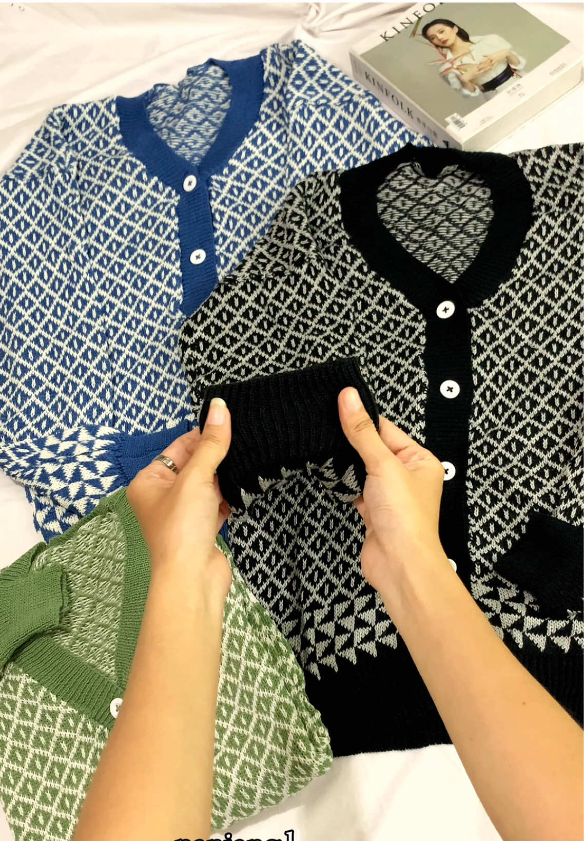 Cardy rajut tebal dengan motif yang super lucu buruan co skrg juga #knitwear #produklokal #produkviral #fyp #masukberanda #koreanstyle #cardiganrajut 