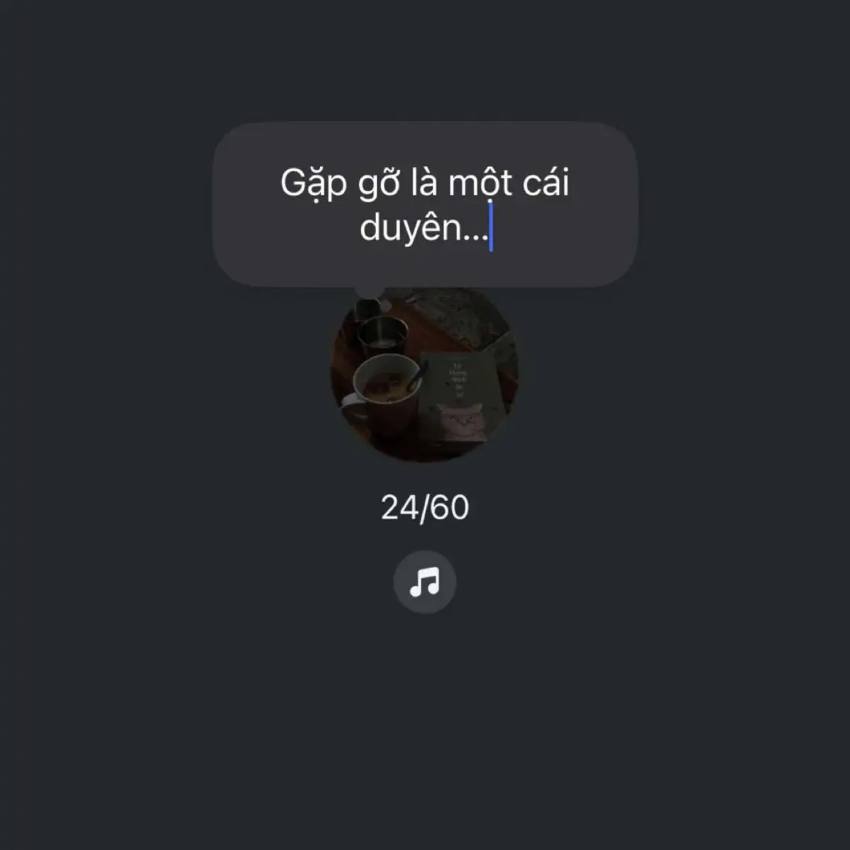 Có những ngày, em thấy mình mạnh mẽ đến mức nghĩ rằng mọi nỗi buồn chỉ là gió thoảng. Nhưng rồi một bản nhạc buồn vô tình vang lên, một cơn gió nhẹ chạm qua, hay một hình ảnh nào đó trên đường phố lại khiến em khựng lại. Tim em bất giác đau như một vết thương cũ, chẳng còn chảy máu nhưng vẫn nhói lên mỗi khi trời trở lạnh. Em từng hỏi: 