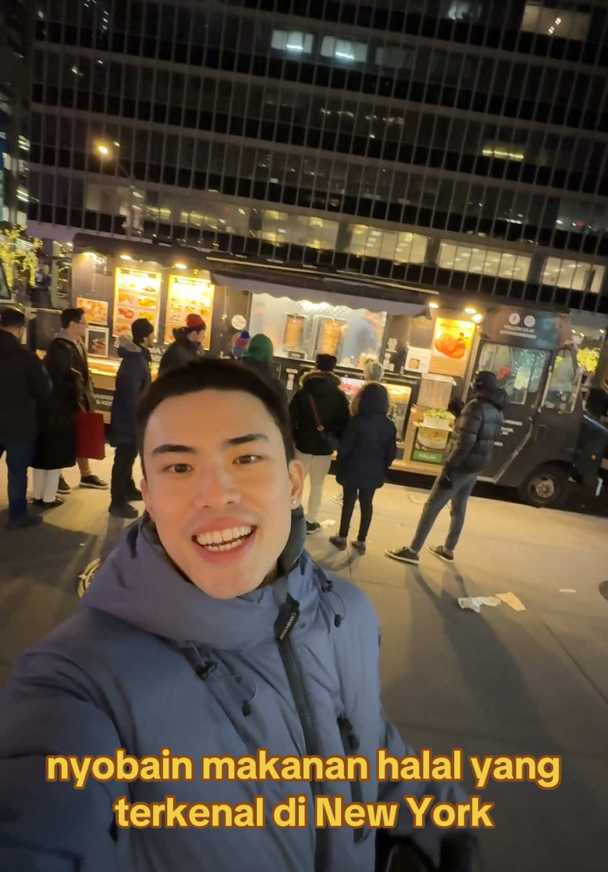 Halal Guys lewat!! Ini lebih enak! 🔥🌯 Wajib banget buat yang suka makanan enak dan praktis di tengah New York. Udah pernah coba? 🍛✨  #StreetFood #jalanjalan #liburancheck #liburanseru 
