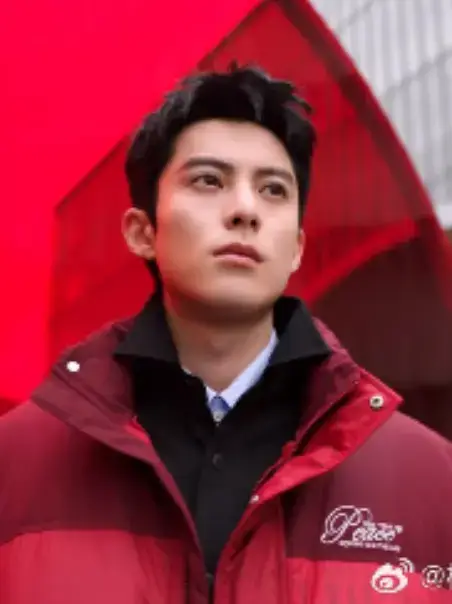 Dylan Wang pinta de rojo su sesión de fotos para la publicidad de Peacebird ❤️🥰 #DylanWang #dylanwang王鹤棣 #wanghedi王鹤棣 #WangHeDi #PEACEBIRD #chineseactor #cdramalovers #cdrama #guapo 