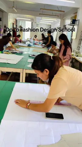 ကြိုးစားနေကြသူလေးများ #fashion #designer #designstudent #dozofashiondesigntechnicalschool #fyp #foryou #fypシ 