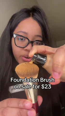 The foundation brush that makes your makeup look flawless #foundationbrush #makeupbrush #FlawlessFoundation #foundationroutine #foundationhack #foundationbrushreview #viralmakeupbrush 