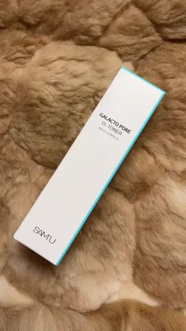 SAM’U GALACTO PORE O2 TONER I received this product for free from SAM’U and Picky in exchange for my honest review. Thank you @sam_u_official @go.picky @picky.us SAM’U Galacto Pore O2 Toner is a gentle, low-irritation toner designed for those with sensitive skin and acne prone skin. I have combination skin and this toner works perfectly fine for me. The formula contains Galactomyces ferment filtrate to improve the texture and pores appearance on my skin without causing irritation. The toner also contains AHAs, BHAs, and PHAs to gently exfoliate and refine the skin's surface. I really like the smooth texture and the consistency of the toner which includes hydrating ingredients like centella asiatica extract, fig fruit extract, betaine, panthenol, and hyaluronic acid to soothe and moisturize the skin for a lot longer throughout the day. It’s a quick absorbing toner and doesn’t feel sticky or greasy on the skin after its fully absorbed. Overall, this toner is a good option for those with sensitive skin who are looking for a gentle, pore-refining product. The toner has a faint fragrance that is quite lovely to my liking. 🛒 @samu_official @Picky Shop:   ***” No Music Rights Reserved “*** #complimentary #pickyreview #gooicky #pickyxsamu #samu #kbeauty #toner #koreanskincare #skincare #goclamdep #mypham #chamsocda #beauty #beautyhacks #fyp #fypシ #fypシ゚viral #foryoupage #xuhuong #explorer 