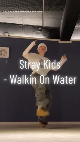 물 위를 걷는 방법 알려드립니다. 💦🌊💧 @Stray Kids - #WalkinOnWater #StrayKids #SKZ #스트레이키즈 #스키즈 #korea #trending #kpop #idol #dance #tiktok #틱톡#틱토ᄀp #viral 