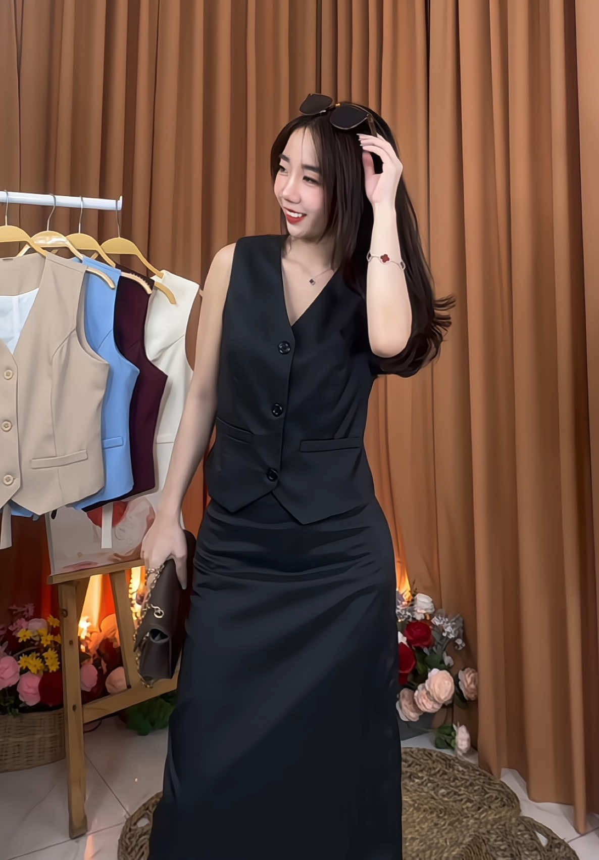 Amelia đen tuyền về lại đủ 4 size sau bao ngày chờ đợi nàng ơi!  Nhanh tay sở hữu set thiết kế siêu thời thượng nhà Emera nàng nhé. Set gồm áo Gile croptop và chân váy dài dáng suông.  Size:S-M-L-XL ------- ⚜️Mọi hình ảnh, mẫu mã sản phẩm thuộc sở hữu trí tuệ của Công Ty TNHH Thời Trang Emera