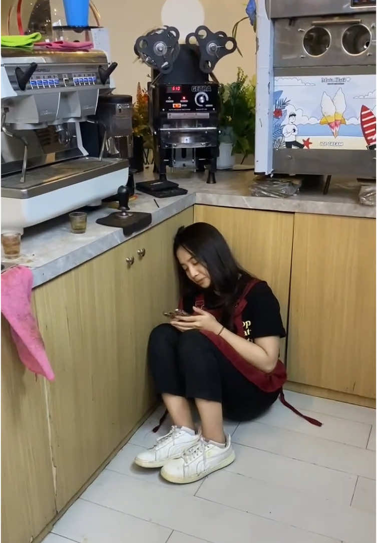 Barista cantik kita lagi sad #fyp #foryou #blitar24jam 