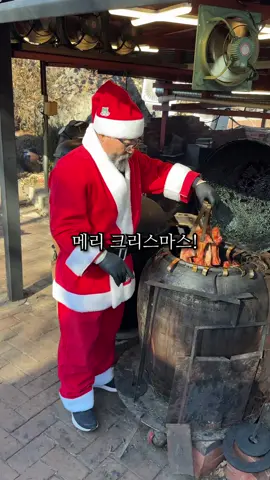 겉만 보고 판단하지 마세요! 📌위치 : 대디스바베큐 (경기 양평군 옥천면 옥천문화마을3길 15-24) 겉만 보고 판단하면 안 된다는 걸 제대로 각인시켜준 곳입니다 토마호크는 제가 지금까지 먹었던 고기 중 가장 충격적이었는데 고기질이 진짜 미쳤어요 마블링 보세요 흘러나오는 육즙이 한입 먹는 순간 제 크리스마스 최고의 선물처럼 느껴질 정도의 맛입니다   서비스로 주신 랍스타라면.. 이게 진짜 대박인데 이거 진짜 개 맛있어요 랍스타 내장의 녹진한 고소함이 라면에 배여서 한입 먹어보면 정말 다른 세상의 맛입니다.. 📌영업시간 - 매일 11:30 - 22:00         14:45 - 16:00 브레이크 타임         20:30 라스트오더 📌전화번호 - 0507-1373-0890 *이벤트 장작 3번 안에 패면 32,000원 랍스타라면 서비스 #서울근교맛집 #서울근교맛집추천 #드라이브맛집 #양평맛집 #양평맛집추천 #토마호크 #바베큐맛집 #뷰맛집