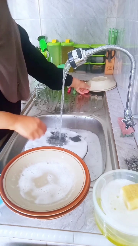 nyuci piring di dapur #fyp #viral #asmr #iburumahtangga #nyucipiring 
