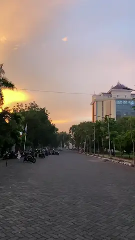 what is more beautiful than dusk? #utm #trunojoyomadura #sunset 