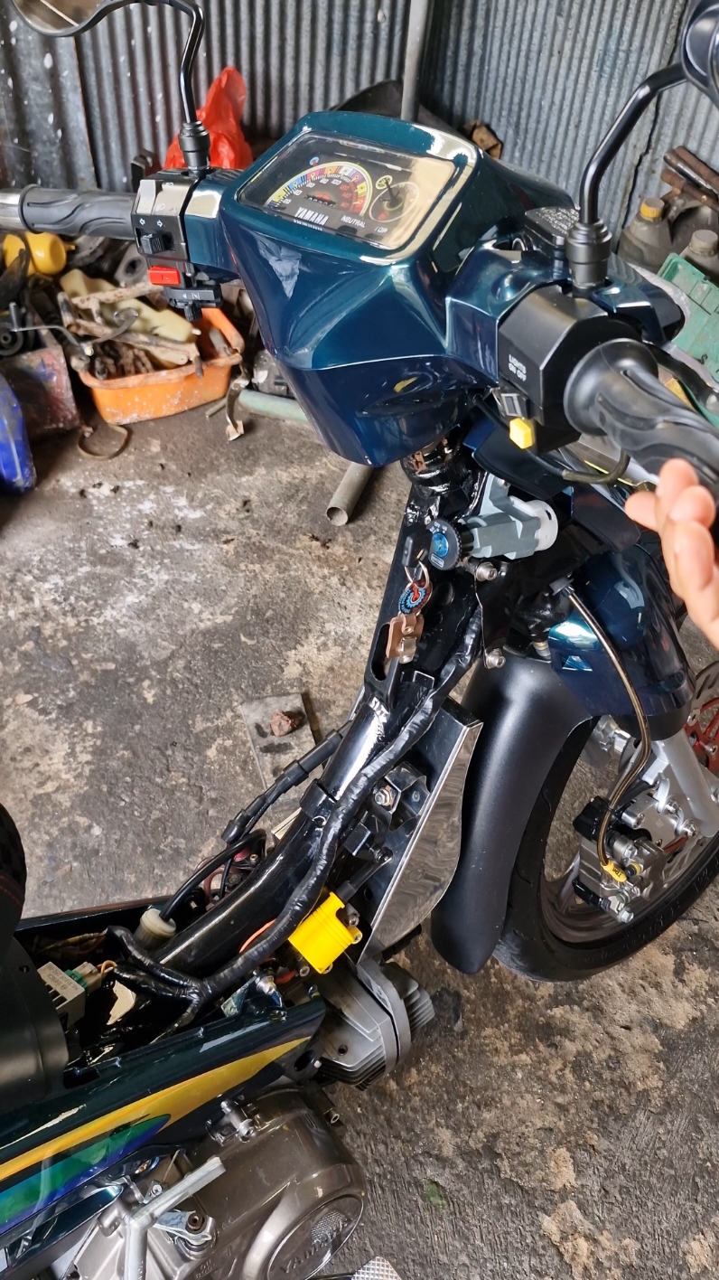 3 hari ga hidup , mari buang kerak 💨💨💨 #sigma #2takmenolakpunah #yamahasigma #fizr #2tak #fizr_2stroke #yamahasigma2tak #yamaha100sports #yamahasigma100cc #sigma2tak #alfa #yamahafiz #yamahaindonesia 