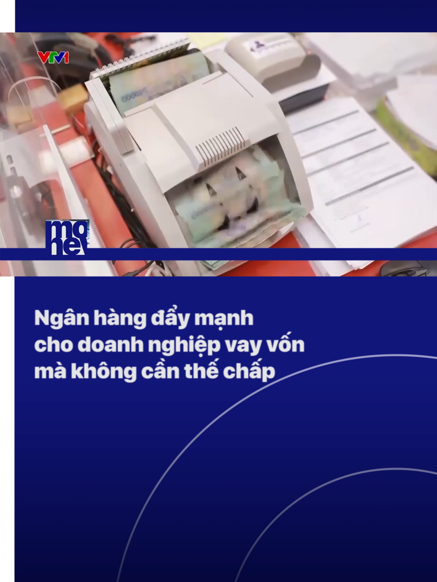 Theo số liệu từ NHNN, Cho vay nông nghiệp nông thôn đang chiếm tỷ trọng cao nhất, là 23,7% tổng dư nợ toàn nền kinh tế. Tuy nhiên, thực tế không ít doanh nghiệp, đặc biệt là doanh nghiệp nhỏ, chia sẻ là họ vẫn gặp khó khi tiếp cận vốn nếu như không có sổ đỏ đem đi thế chấp. Ngân hàng cũng không thể cho vay mà không có gì đảm bảo, lỡ như doanh nghiệp không trả được, nợ xấu lại tăng cao. Để hài hòa lợi ích cho cả doanh nghiệp và ngân hàng, thì giải pháp cho vay theo dòng tiền, hay đơn hàng đầu ra, đã được nhiều ngân hàng triển khai. #vtvmoney