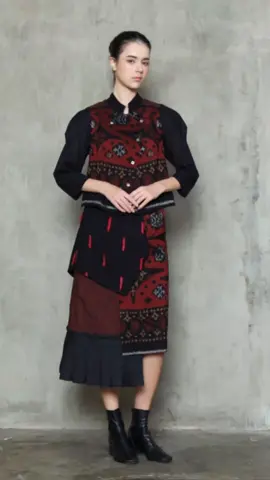 Holi Rok Look 1 Tenun Endek Tenun kontemporer Tenun Jepara #wastranusantara #brandlokalindonesia #fyp #bersamaemmythee #emmythee #fashion 