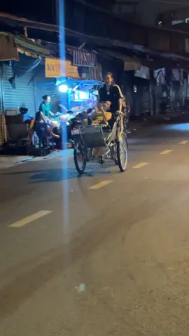 Ngày đầu đạp xích lô gặp ngay chị khách bên tây 😂#lênxuhướng #dethuongmuonxiu🥰 #phaidepngayngay #dethuong #tiktok 