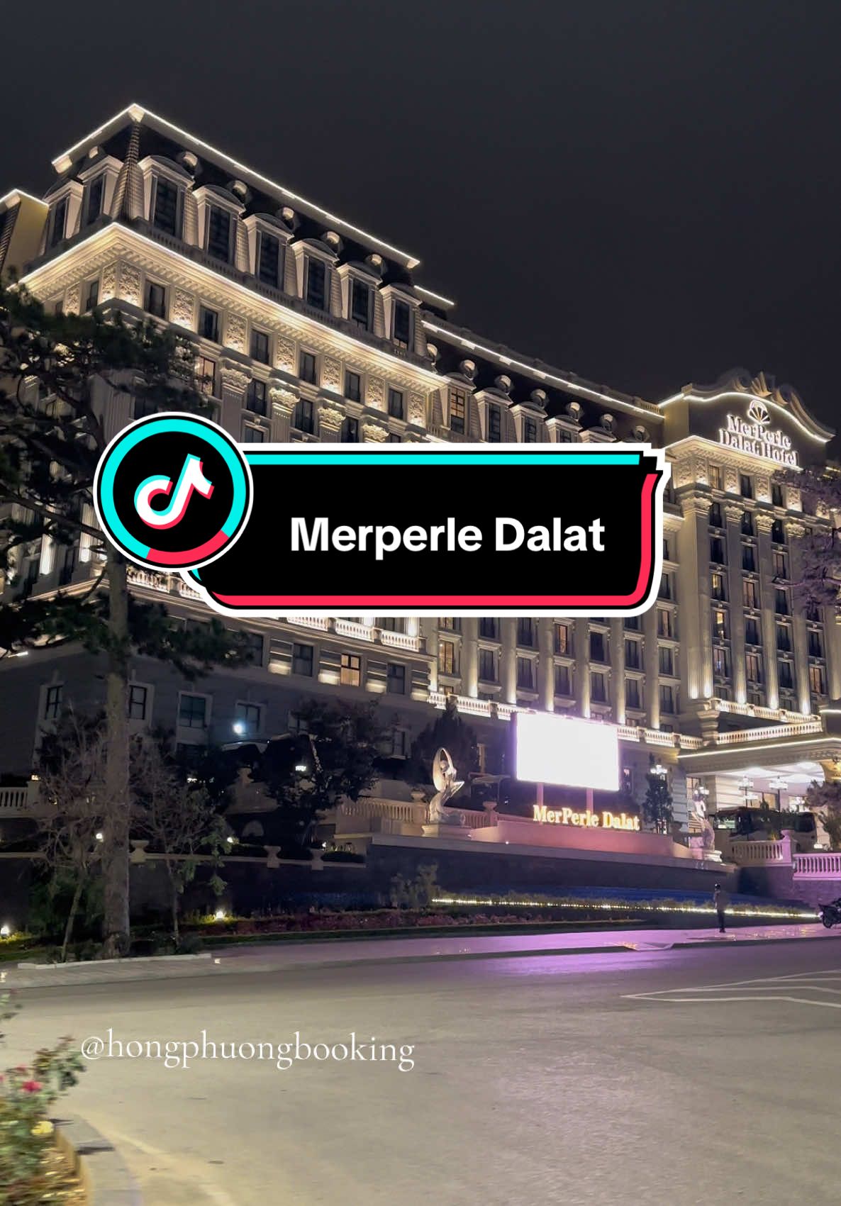 ⛰️ 𝐌𝐄𝐑𝐏𝐄𝐑𝐋𝐄 𝐇𝐎𝐓𝐄𝐋 𝐃𝐀 𝐋𝐀𝐓 - Khách sạn 5 sao lớn nhất Đà Lạt, như một lâu đài nguy nga khi phố lên đèn 🏰 khách ở MerPerle Dalat Hotel giá vừa ổn mà không quá xa trung tâm đặc biệt là mới ạ  👉 Chỉ từ : #1750k/ phòng/ đêm  Merperle Dalat hotel nằm ở đường Hùng Vương - con đường hoa anh đào nức tiếng Đà Lạt 🚗 Cách Hồ Xuân Hương 1,5km 🚗 Cách chợ đêm 2,5km Đang mùa hồng siêu mê khách ơi , thời tiết Đà Lạt đang siêu đẹp luôn ạ  #merperledalat #merperlehoteldalat #merperledalathotel #combodalat #tourdalat #dulichdalat #vivudalat #reviewdalat #khachsandalat #dalattrip #hongphuongbooking 
